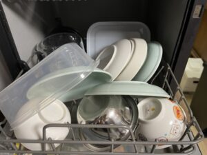 食洗機に食器をセットした写真